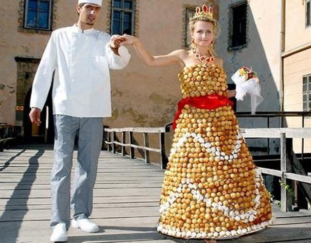 В Витебске показали бальные платья из мусора